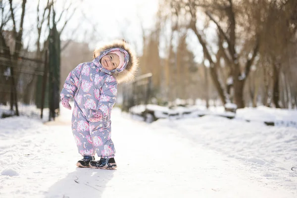 Baby Flicka Bära Barn Snödräkt Solig Frostig Vinterdag — Stockfoto