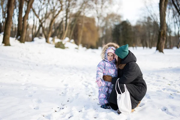 Μητέρα Και Παιδί Μια Ηλιόλουστη Παγωμένη Χειμωνιάτικη Μέρα Στο Πάρκο — Φωτογραφία Αρχείου