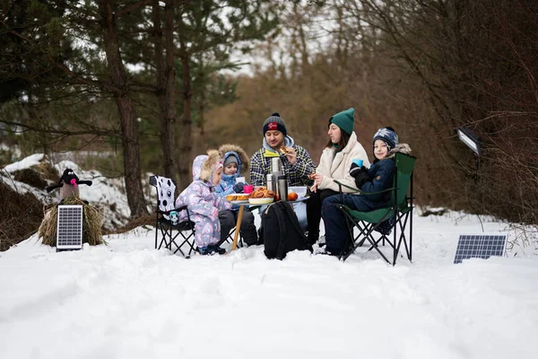 Rodina Třemi Dětmi Zimním Lese Tráví Čas Společně Pikniku — Stock fotografie