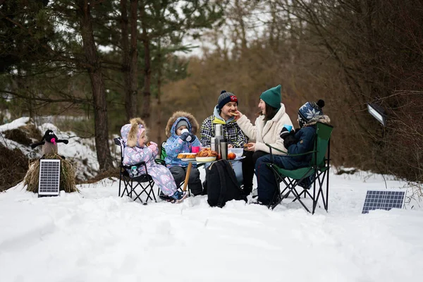 Οικογένεια Τρία Παιδιά Χειμώνα Δάσος Περνούν Χρόνο Μαζί Ένα Πικνίκ — Φωτογραφία Αρχείου