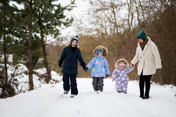 Madre Con Tres Hijos Tomados Mano Caminando Bosque Invierno —  Fotos de Stock