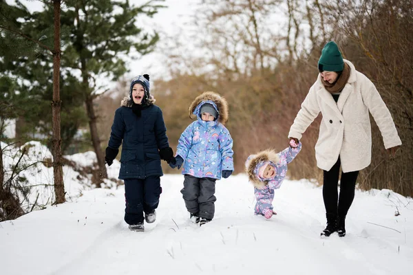 Μητέρα Τρία Παιδιά Κρατιούνται Χέρι Χέρι Και Περπατάνε Στο Χειμερινό — Φωτογραφία Αρχείου