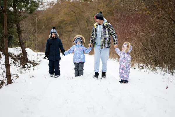 Батько Трьома Дітьми Тримає Руки Ходить Зимовому Лісі — стокове фото