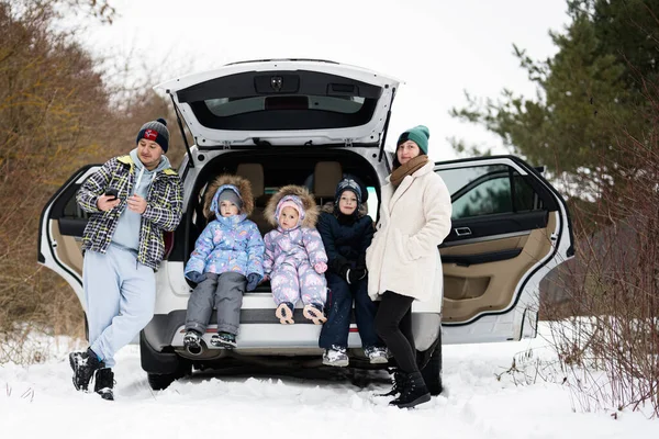 Család Gyerekekkel Ülni Autó Suv Nyitott Csomagtartó Stand Téli Erdőben — Stock Fotó