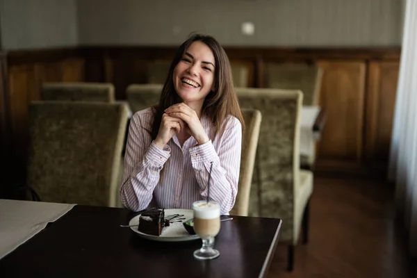 Jeune Belle Femme Brune Assise Dans Café Restaurant Intérieur Rit — Photo