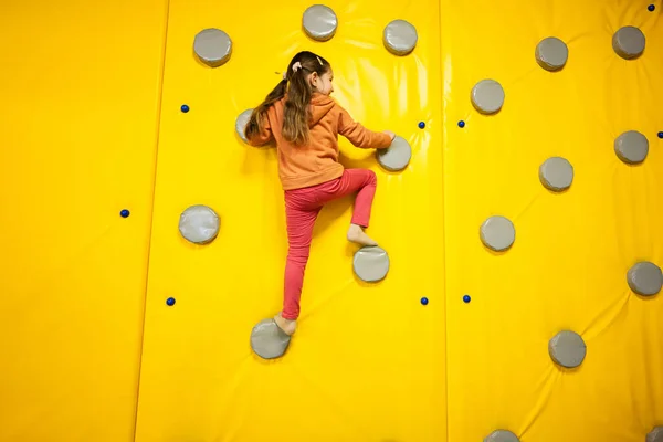 Маленька Дівчинка Скелелазіння Стіна Жовтому Дитячому Парку Дитина Русі Під Стокове Фото