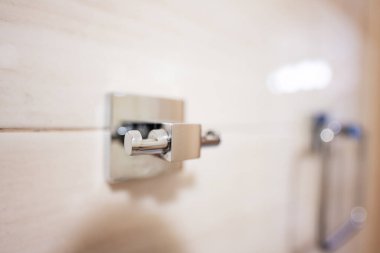 Modern bir banyodaki havlu tutucuyu kapat. Seçici odak.