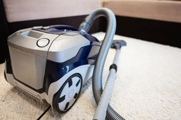 自宅のリビングルームの床の掃除機 — ストック写真