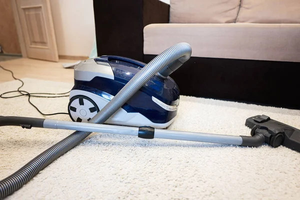 自宅のリビングルームのカーペットの上の掃除機 — ストック写真