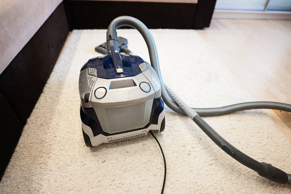 客厅里的地毯上的吸尘器 — 图库照片
