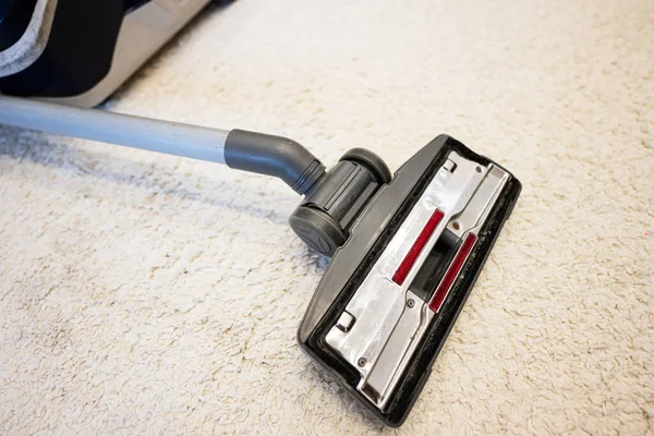 コードレス掃除機付きの掃除機カーペット — ストック写真