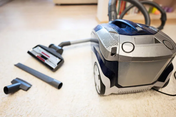 自宅のリビングルームのカーペットの上の掃除機 — ストック写真