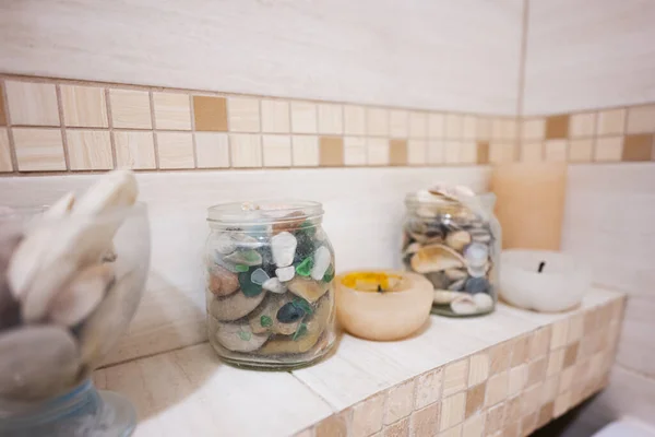 Steine Einem Glas Auf Einem Regal Badezimmer — Stockfoto