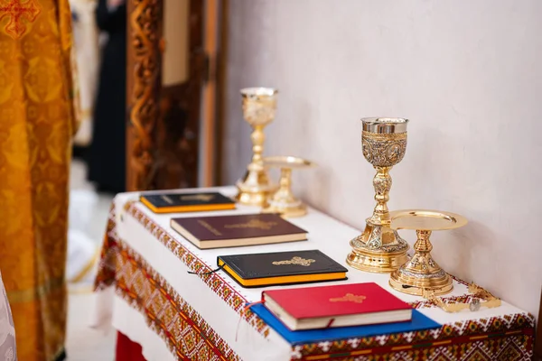 Sainte Bible Calice Dans Église — Photo