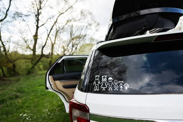 Szczęśliwa Rodzina Pokładzie Naklejka Tyłu Samochodu Pudełkiem Dachu Czwórka Dzieci — Zdjęcie stockowe