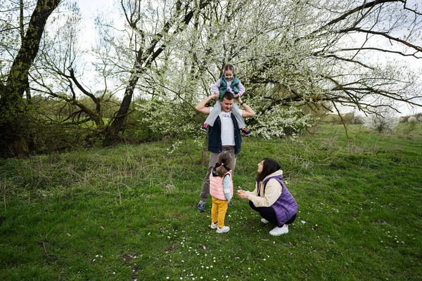 Family Two Daughters Spring Meadow Background Flowering Tree — Stock Photo, Image