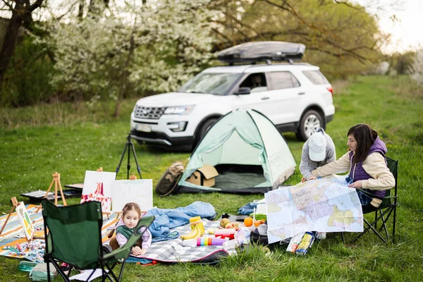 Matka Trzymać Mapę Europy Dziećmi Siedzieć Krześle Przed Samochodem Piknik — Zdjęcie stockowe