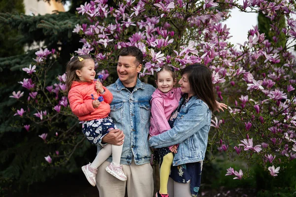 Família Feliz Com Duas Filhas Desfrutando Bom Dia Primavera Perto — Fotografia de Stock