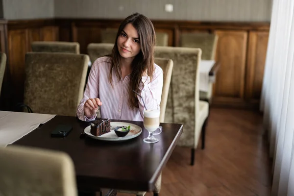 Молодая Красивая Брюнетка Женщина Сидеть Кафе Кафе Ресторан Помещении Шоколадный — стоковое фото