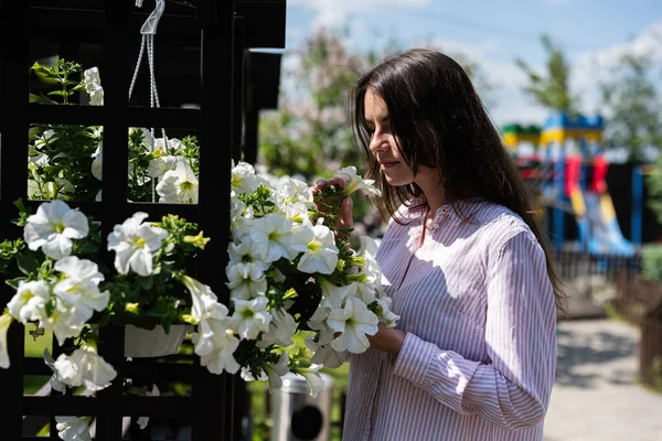Joyeux Jardinier Femme Plante Des Fleurs Sur Lit Fleurs Dans — Photo