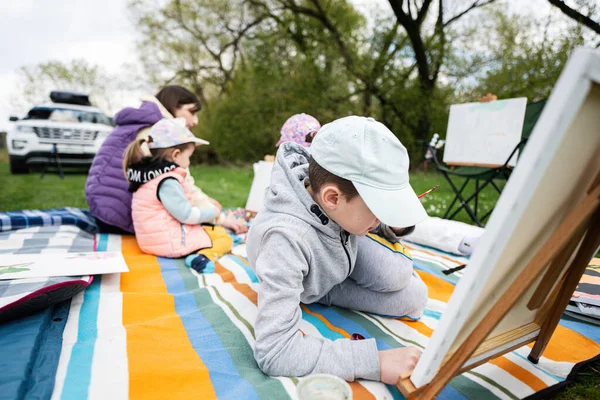 Jovem Família Feliz Mãe Crianças Divertindo Desfrutando Livre Pintura Manta — Fotografia de Stock