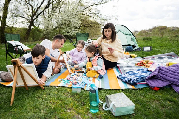 Bahçedeki Bahar Parkında Piknik Battaniyesinde Eğlenen Eğlenen Dört Çocuklu Mutlu - Stok İmaj