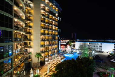 Sunny Beach, Bulgarya- Haziran 2023: Bulgaristan 'ın Sunny Beach kentindeki Dunav otelinin balkonundan Smartline Meridian Hotel' in gece manzarası. 