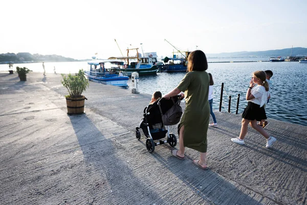 Mutter Und Tochter Spazieren Abend Mit Kinderwagen Auf Seebrücke — Stockfoto