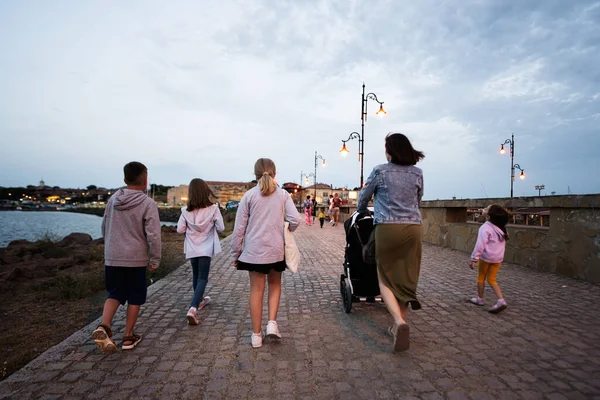 Ομάδα Παιδιών Μητέρα Που Περπατούν Στον Παραλιακό Δρόμο Βράδυ Στο — Φωτογραφία Αρχείου