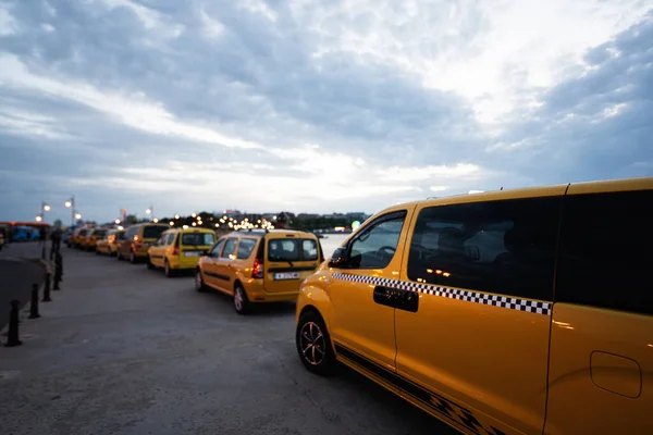 Taxi Városban Sárga Taxik Városban Naplementekor Nessebar Bulgária — Stock Fotó