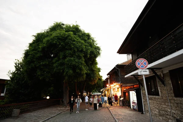 Nessebar Bulgaria Junio 2023 Personas Caminando Por Calle Por Noche —  Fotos de Stock