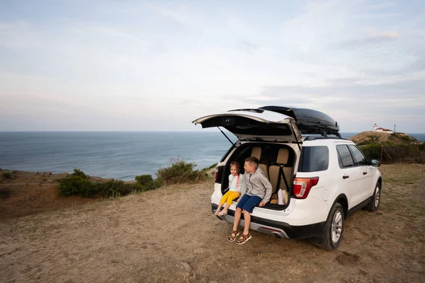 형제자매들 트렁크에 풍경을 바라보고 있었습니다 Cape Emine Black Sea Coast — 스톡 사진