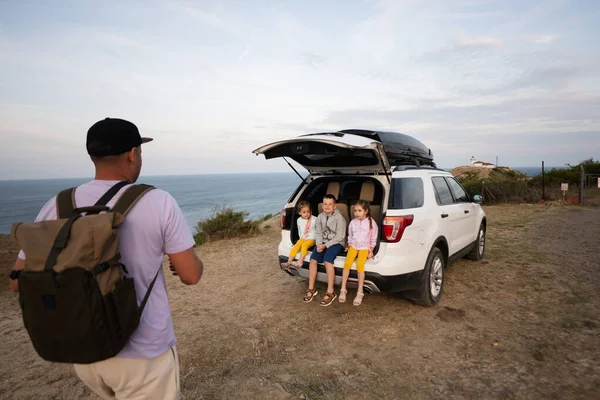 아버지와 아이들은 자동차 트렁크에 있습니다 Cape Emine Black Sea Coast — 스톡 사진