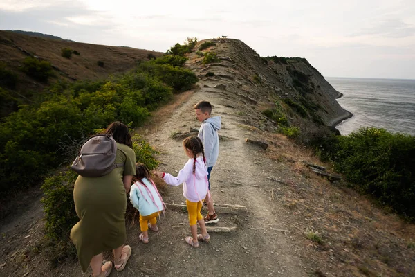 幸せな家族が山道を歩いています 母と子供は一緒に時間を過ごしています ケープエミン ブラック海岸 ブルガリア — ストック写真