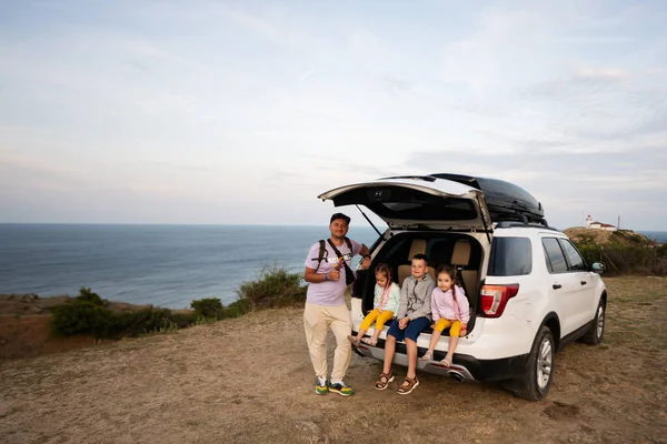 Портрет Счастливой Семьи Сидящей Багажнике Машины Пляже Кабо Эмине Черноморское — стоковое фото