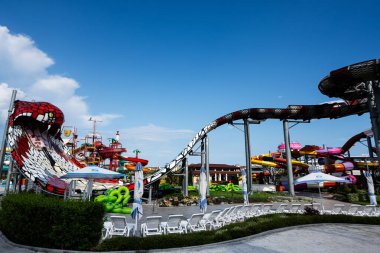 Aqua Paradise Nessebar, Bulgaristan - 19 Haziran 2023: Quapark 'ta renkli su kaydırakları.