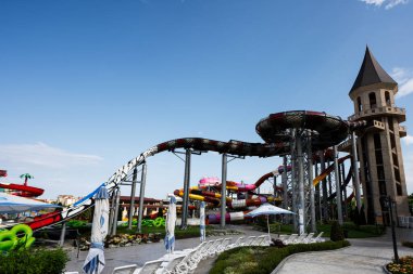 Aqua Paradise Nessebar, Bulgaristan - 19 Haziran 2023: Quapark 'ta renkli su kaydırakları.