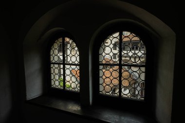 Kalenin karanlık odasındaki eski pencere. Binanın içini görüyor..