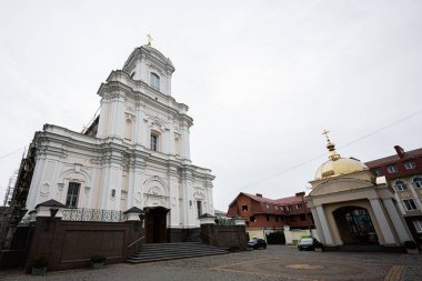 Lutsk, Ukrayna - Mart 2024: Lutsk, Ukrayna 'daki Kutsal Üçlü Ortodoks Katedrali, Bernardine Manastırı ve Kilisesi' nin bir kısmını oluşturur.