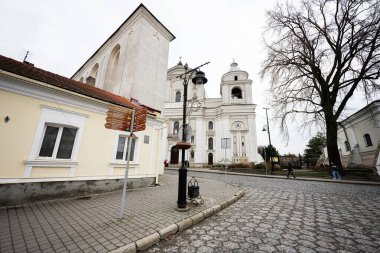 Lutsk, Ukrayna - Mart 2024: Aziz Peter ve Paul Katolik Katedrali.