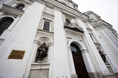 Lutsk, Ukrayna - Mart 2024: Aziz Peter ve Paul Katolik Katedrali.