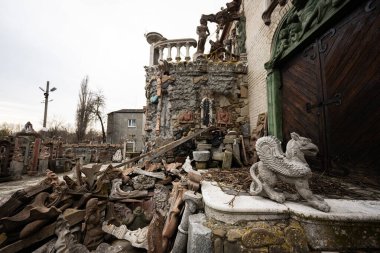 Lutsk, Ukrayna - Mart 2024: Heykeltıraş Golovan 'ın binlerce yüzlü evi. Sanatsal detaylar ve heykellerle dolu bir masal şatosuna benzeyen süslü ve eklektik taş bir malikane..