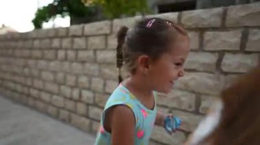 Yazın Avrupa 'da bir sokakta el ele tutuşan iki genç kız kardeş Nin, Hırvatistan.