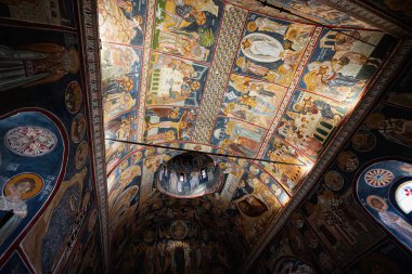 Ulcinj, Karadağ - 13 Temmuz 2024: Tarihi St. Nikola kilisesinin tavanını süsleyen canlı freskler, İncil sahneleri ve zengin dini sembolizmi resmediyor. Bu sanatsal başyapıt canlı renkler ve karmaşık ayrıntılar sergiliyor.