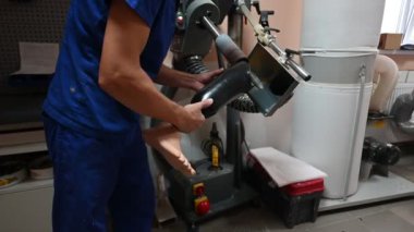 Profesyonel bir atölyede özel makineler kullanarak protez bacak üzerinde çalışan yetenekli bir teknisyen. Süreç kalite ve işlevselliği sağlamak için hassasiyet ve işçiliği içeriyor.