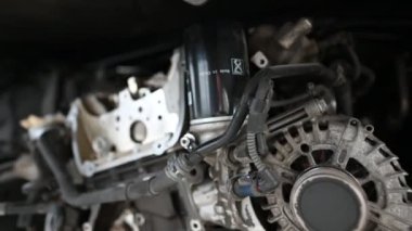 Bir araba motorunun iç işleyişini gösteren yavaş çekim görüntülerini kapatın. Mühendislik, mekanik ve otomotiv endüstrisi temaları.