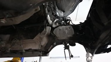 Araba motorunun tamirhanedeki bir araçtan çıkarılma zamanı. Motor hidrolik asansör kullanılarak arabadan çıkartılıyor..