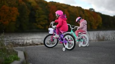 İki genç kız güzel bir sonbahar gününde göl kenarında bisikletlerine biniyorlar. Çocukluk sevinci ve doğanın güzelliği bu iç açıcı videoda birleşiyor..