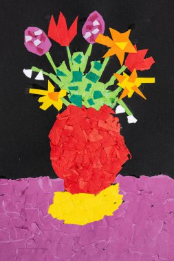 Kırmızı bir vazoda düzenlenmiş renkli çiçekleri gösteren canlı bir kağıt kolajı. Eserde, birbiriyle çelişen siyah bir arkaplan karşısında yer alan, yaratıcılık ve sanatsal ifadenin vurgulandığı koyu renk ve dokular yer alıyor..