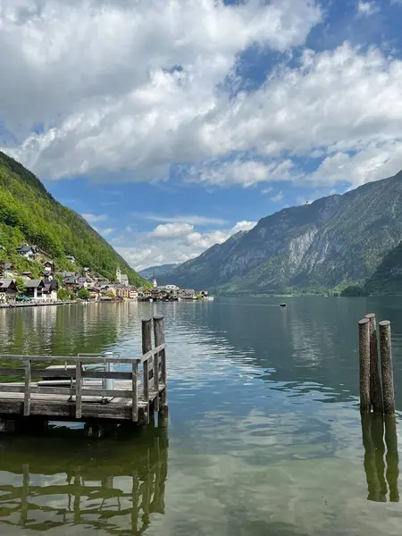 Avusturya 'nın Hallstatt kasabası ve yemyeşil dağlarla çevrili sakin bir göl manzarası. Huzurlu ve nefes kesici manzaraları takdir eden doğa meraklıları ve gezginleri için mükemmel..